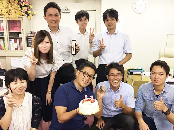 社員の誕生日を祝ったときの一枚！社員一丸となりよりよい旅行をつくり上げています！