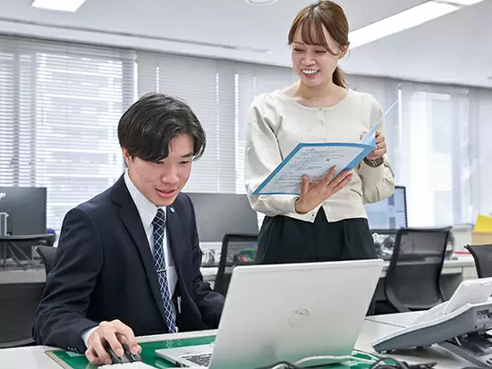 先輩は大半が未経験からのスタート。あたたかい社風なので、業界未経験でも安心して始めれますよ！