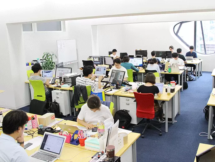 営業・コミュニケーター、エンジニアなど多様なメンバーがワンフロアで働く、風通しの良い社風です♪