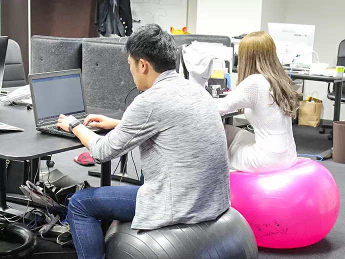 社内にはバランスボールも！自分が働きやすいようにデスク周りは自由にアレンジしちゃって下さい★