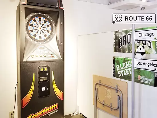 オフィス内にダーツコーナーが！