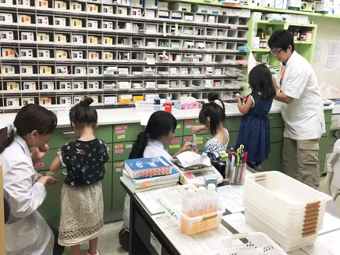 子どもの薬剤師体験教室などを実施する店舗も！地域とつながる機会を設けています。