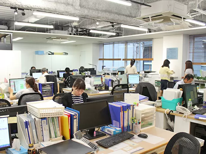 社内は白を基調とした落ち着いた空間になっています☆