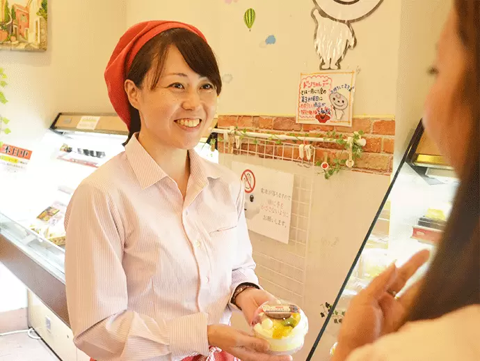 日々「おいしいきもち」を多くの方々にお届けするお仕事をしています。笑顔でお客様に接客してくださいね◎