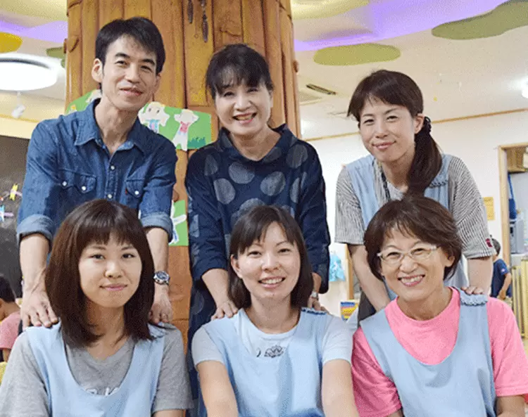 東京都中野区にある、地域密着の保育園。商店街を歩けば、たくさんの卒園生。親になって再会することも。