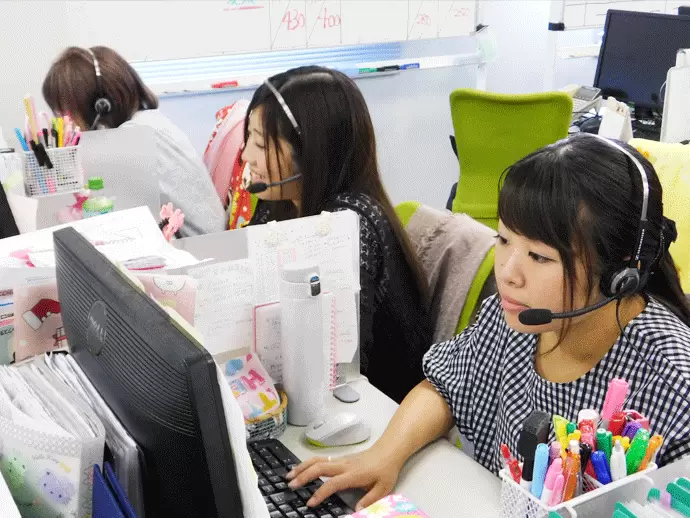 仕事は真剣！わからないことも、みんなでフォローしあいながら働いています。