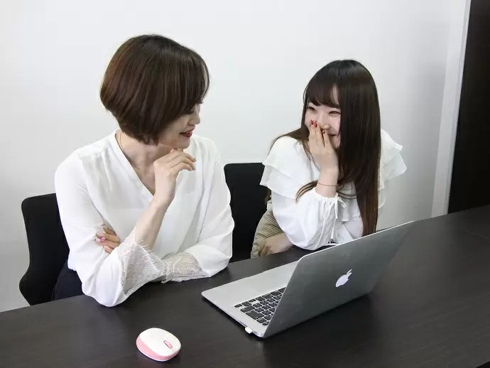 最初はマンツーマンで。少人数でやっているからこそ、お互いをフォローする体制がしっかりと整っています。