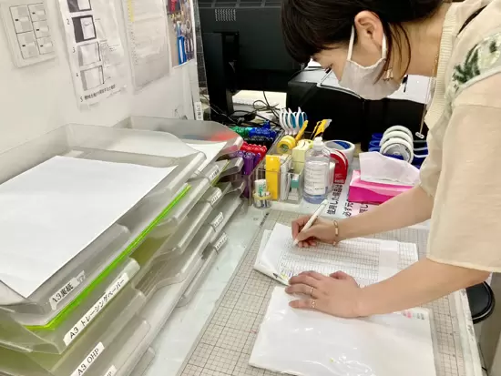 制作エリアの備品のチェックや発注も行います。