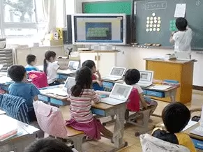 最近の小学校での授業の様子。PCやタブレットの導入が進み、授業の幅も広がっています。