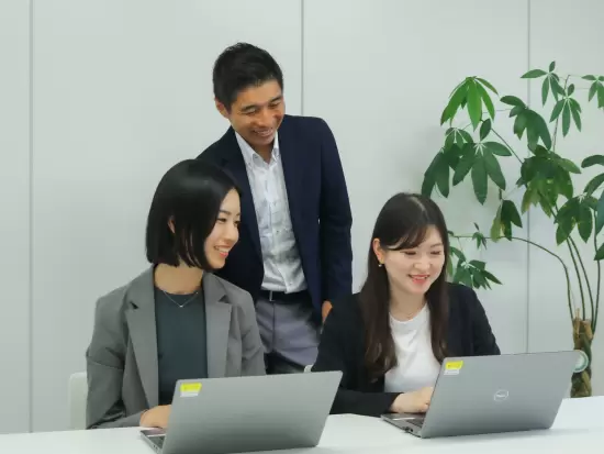 まずはOJTからスタート！ゆくゆくは管理職登用や全社的なプロジェクトへの挑戦も可能です◎