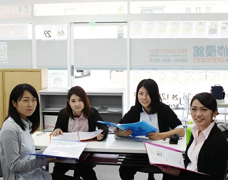 出社時間は12：00とゆっくり♪出社後は情報共有も含めミーティングから始まります。