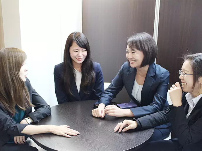 休憩時間にはプライベートの話で盛り上がることも。社員同士仲がいいのが自慢です♪
