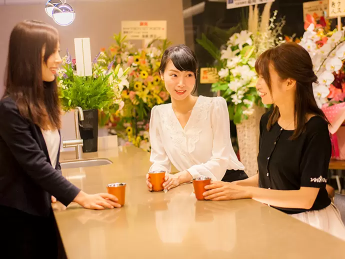 オフィスに併設されているカフェスペースで、ちょっと息抜きなんて働き方もできちゃいます☆