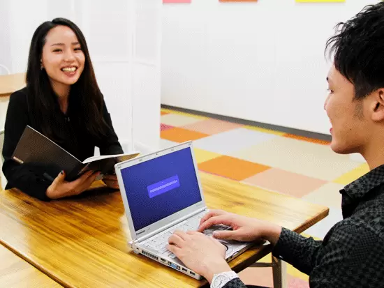 若手の方に特化した人材紹介と採用を行う企業様向けの採用代行・採用コンサルティングを行っています。