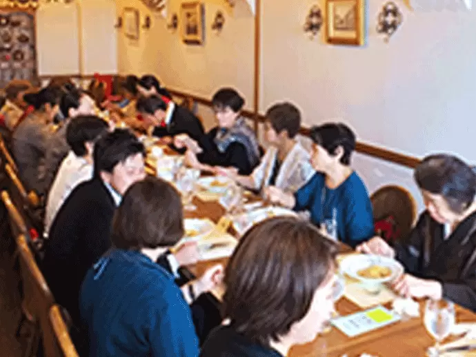 サービス利用者とのお食事会の様子。お客様からの喜びや感謝の声を生で聞くことができます。