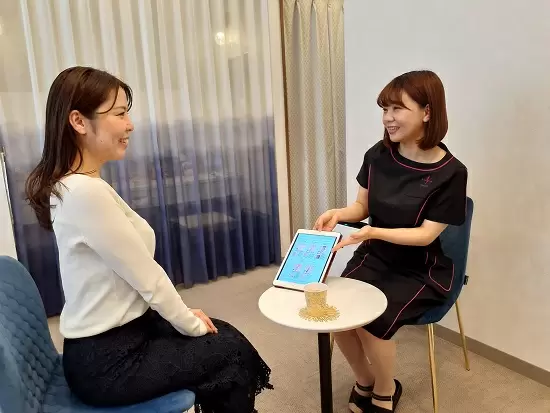 お客様とお話をする中で肌質改善をしたいというご要望に応えるためにご案内してください。