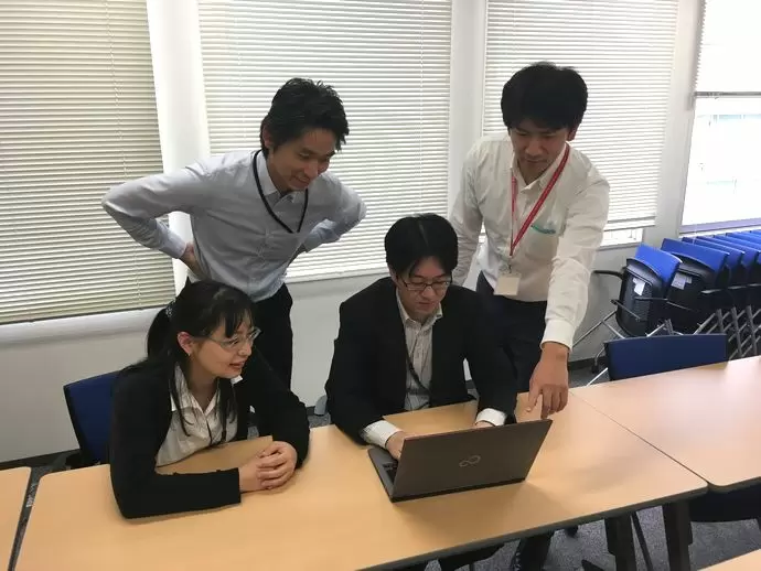 ＷＥＢ広告チームはあなたを迎え入れて5名。他部門の兼任も3名おり、力を合わせて顧客満足を追求します。