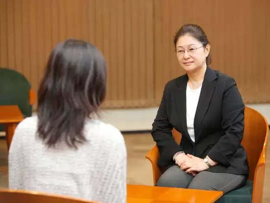 学生の皆さんの相談役になるのも大事な仕事の一つ。よきアドバイザーとして皆さんと向きあってください。