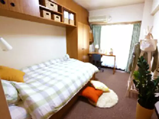 ご入居いただくのは、学生の皆さんと同じタイプの居室です。家具などは備付で入居後の自己負担はなしです。