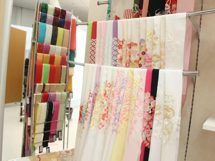 帯の種類も豊富です! たくさんのカラフルな振袖に囲まれて働けます!