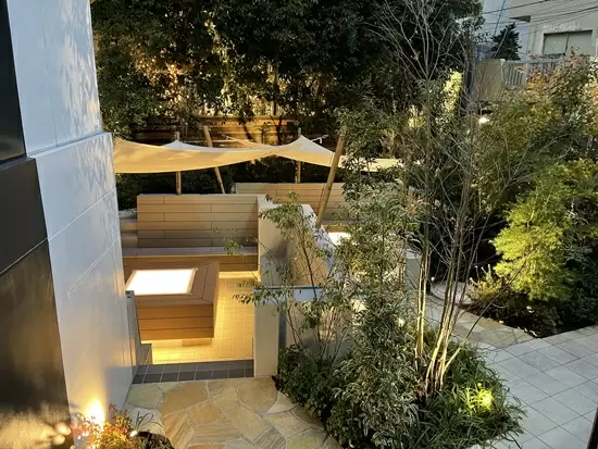 六本木支社にある屋外テラス。打ち合わせや休憩の時に使っています。