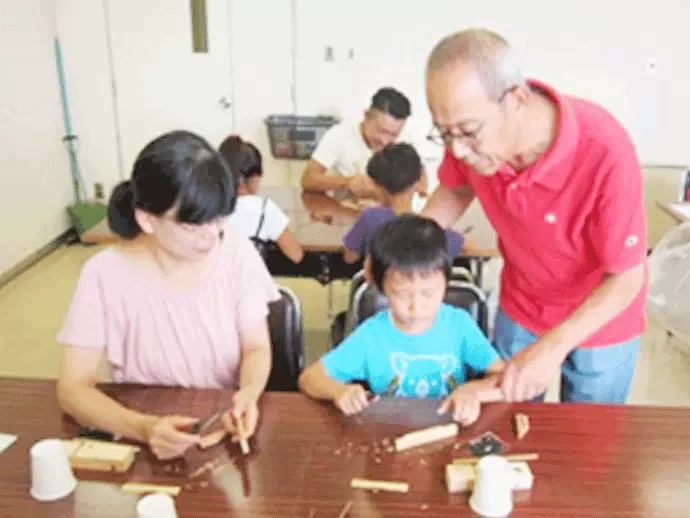 子ども達と高齢者の方々が関わる機会を設け、次の世代に地域の伝統を受け継いでいきます。
