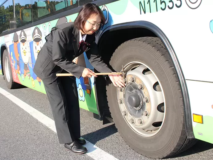 安全な運転が提供できるよう、細かな点検まで、研修で丁寧にお教えします。