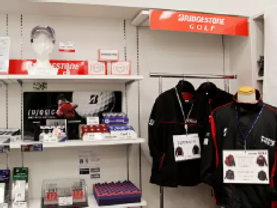 ブリヂストン社製品を社員価格で展示販売しています。