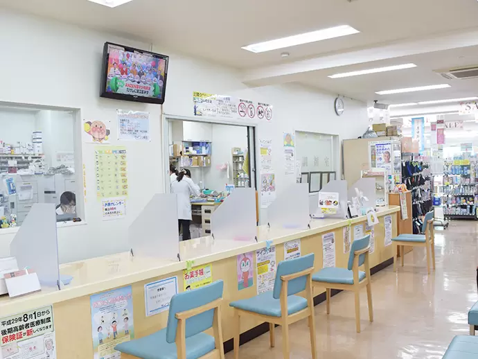 広々とした店内でお客様のサポートを実施