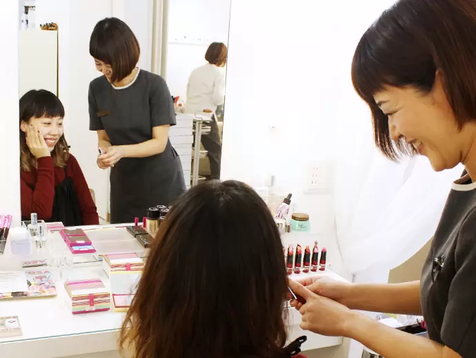 ☆お客様の笑顔のすぐ隣で☆売り場でのお客様とのやりとりも楽しい仕事。「ありがとう」の声が嬉しいです。