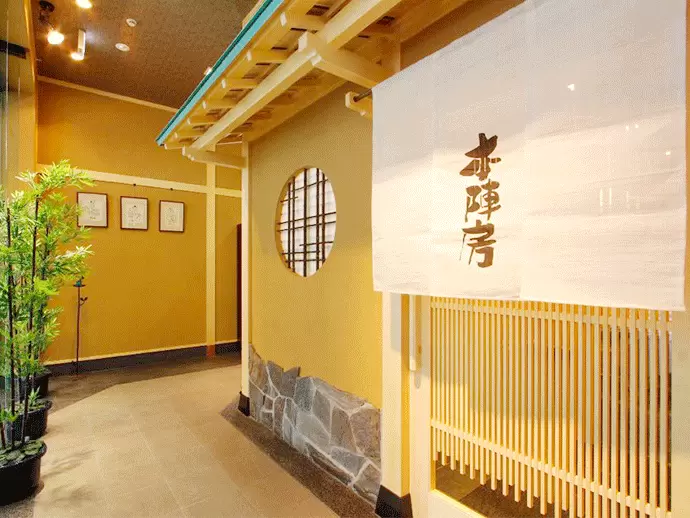 落ちついた雰囲気のある店内。お客様で賑わっています。