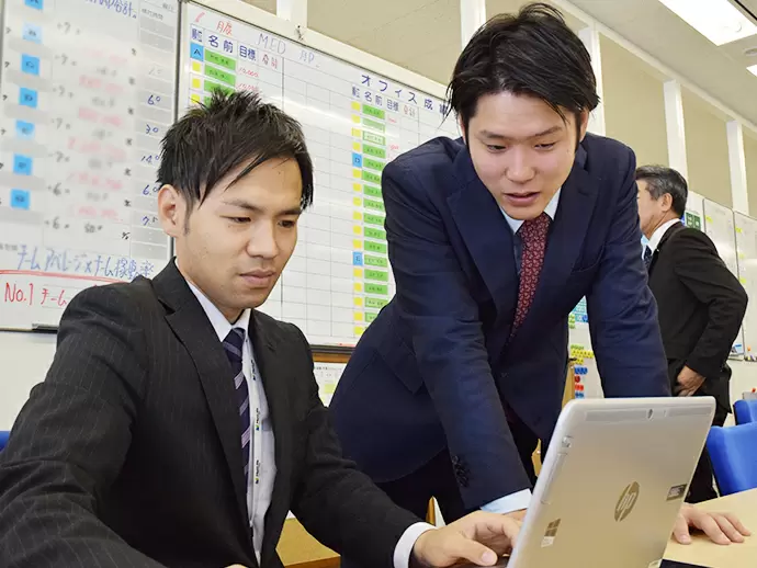 もちろん女性社員だけでなく男性社員も活躍中。新人に対する手厚いフォロー体制には自信があります。