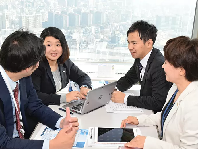 困ったときは何でも相談できるアットホームさも魅力。遠慮なく周りの先輩社員に頼ってください！