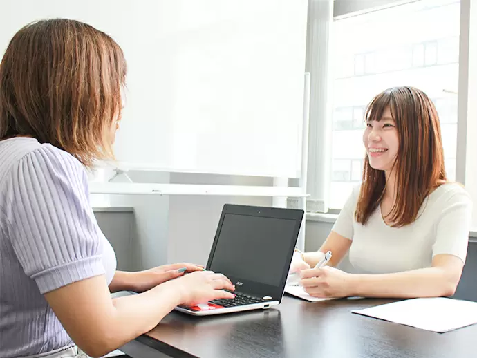 先輩がマンツーマンで教えてくれるので安心して下さい◎アットホームな社風ですぐに馴染める環境です！