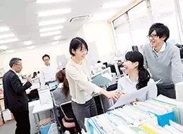 女性が多く活躍し、笑顔の絶えない明るいオフィス・クリニックを実現しています。