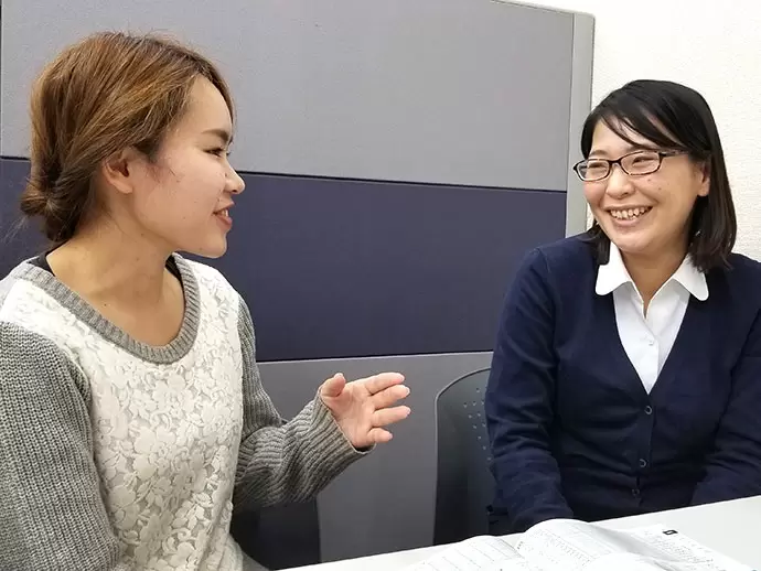 当社は女性スタッフが複数在籍。お昼は休憩スペースでお弁当を食べたり、ゆったり過ごしている。