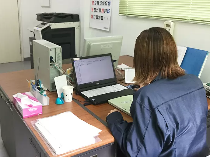 ★事務所の様子★ 大きな窓から入る光でオフィス内は常に明るいです♪