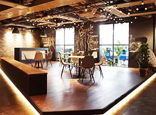 渋⾕にある本社オフィスはカフェ⾵のオシャレな空間で す。