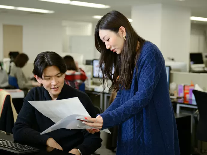 社内は仕切りが少ないレイアウトで、様々な部署の人々と関わり合いながら仕事を進めていくことができます。