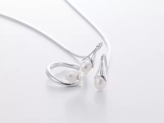 女性のおしゃれ心をくすぐるアイテムを多数世へ送り出しています。