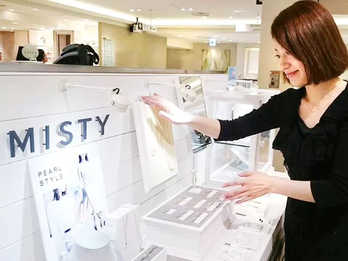 2007年にデザイナーの寺崎 恵がスタートしたジュエリーブランド「クロチェ(Cloche)」。