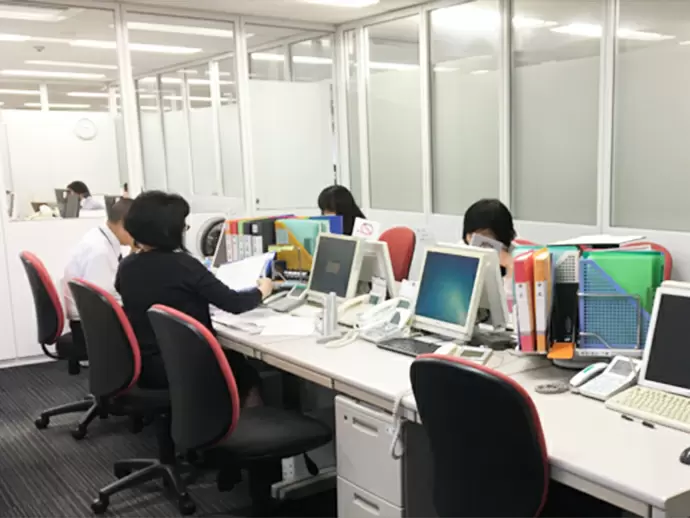 仕事は全員で協力して行ないます。どこまで進んでいるかを確認しながら進めていきます。