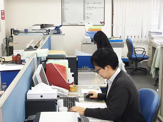 オフィスの風景です。ワンフロアのオフィスで、全員が一緒に仕事をしています。