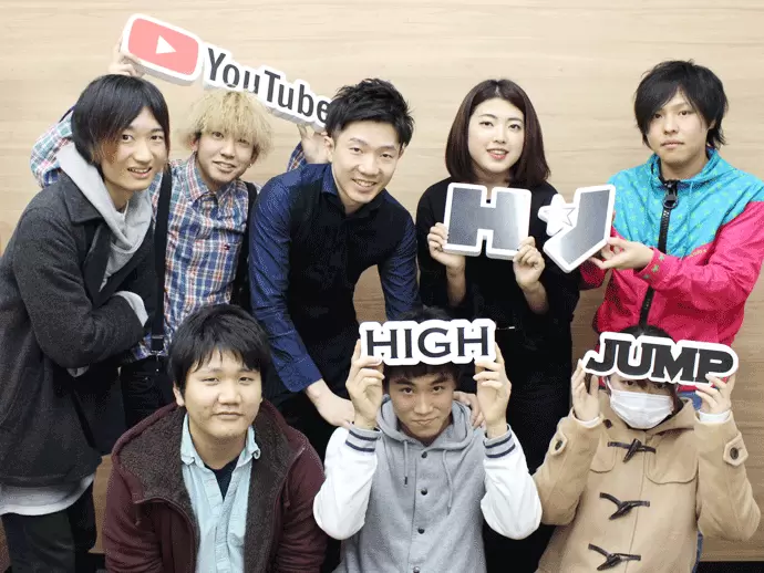 YouTuberの方や社員は皆、仲良く和気あいあいとした雰囲気です。20代～30代が活躍中！