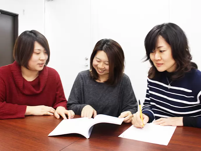 暖かな雰囲気のオフィス！私たちがしっかりサポートします。