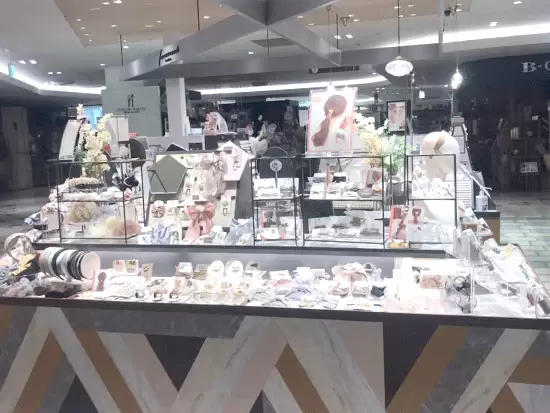 店舗によって扱う商品が異なるため、仕入れから携わることも！