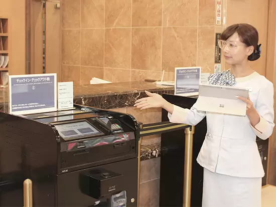 自動精算機やスマートチェックインなどデジタル化も進んでいます。