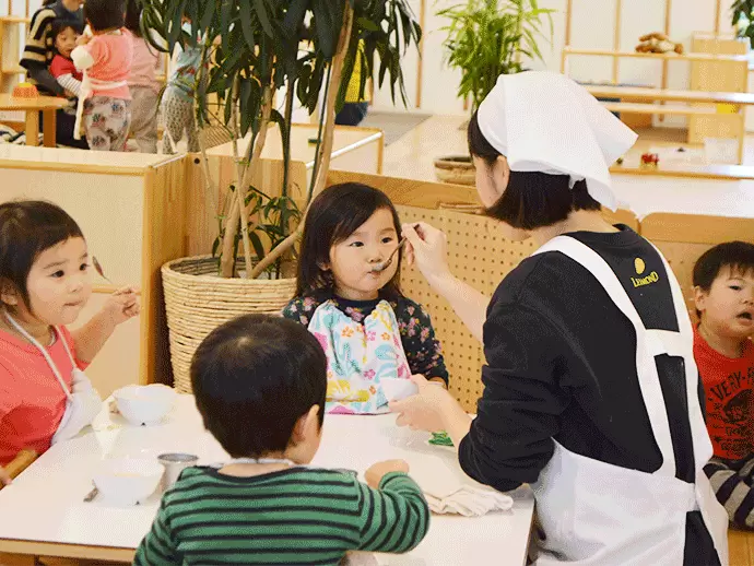 保育士が子ども一人ひとりに向き合える人員配置です。