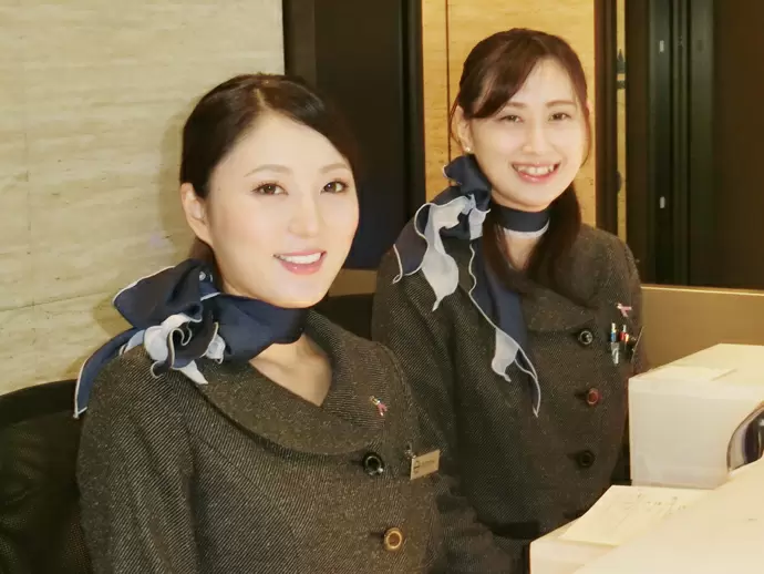｢この照明は口紅をワントーン明るく｣など､良い印象のための知識が学べます！※制服は夏冬2パターン♪