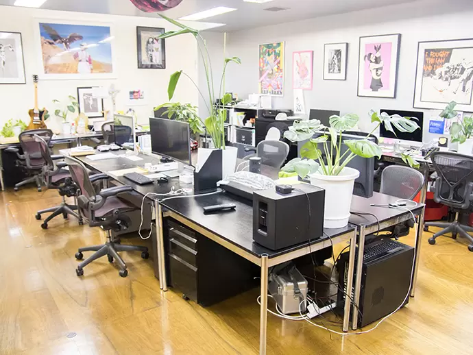 壁にも色々アート作品が…☆また、各デスクの上には意識して緑を置いています。